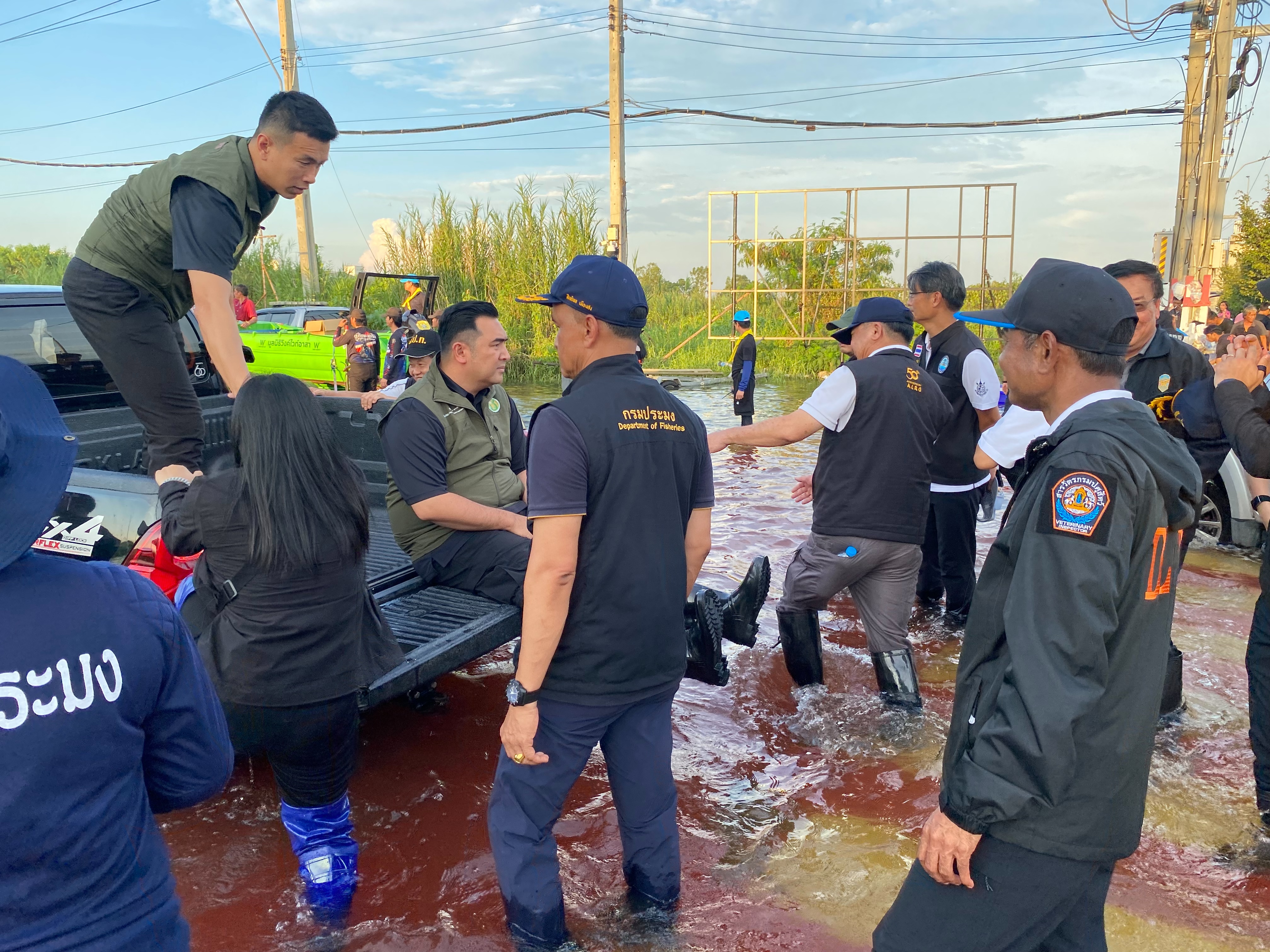title - ส.ป.ก. ร่วมลงพื้นที่ปฏิบัติการด่วน ติดตามคณะ รัฐมนตรีช่วยว่าการกระทรวงเกษตรและสหกรณ์ ลงพื้นที่นำความช่วยเหลือเข้าสู่ผู้ประสบภัย